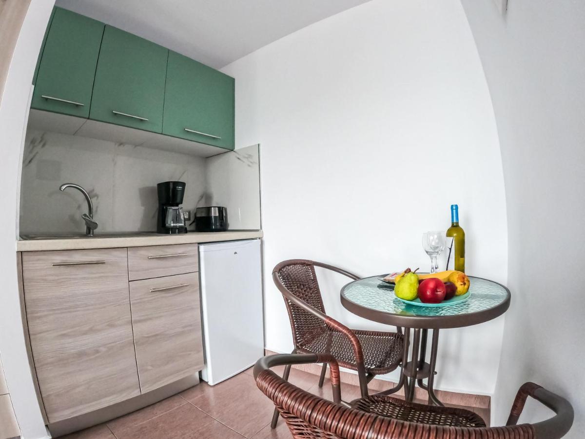 Red Hibiscus Stegna Guest House Archangelos  Bagian luar foto