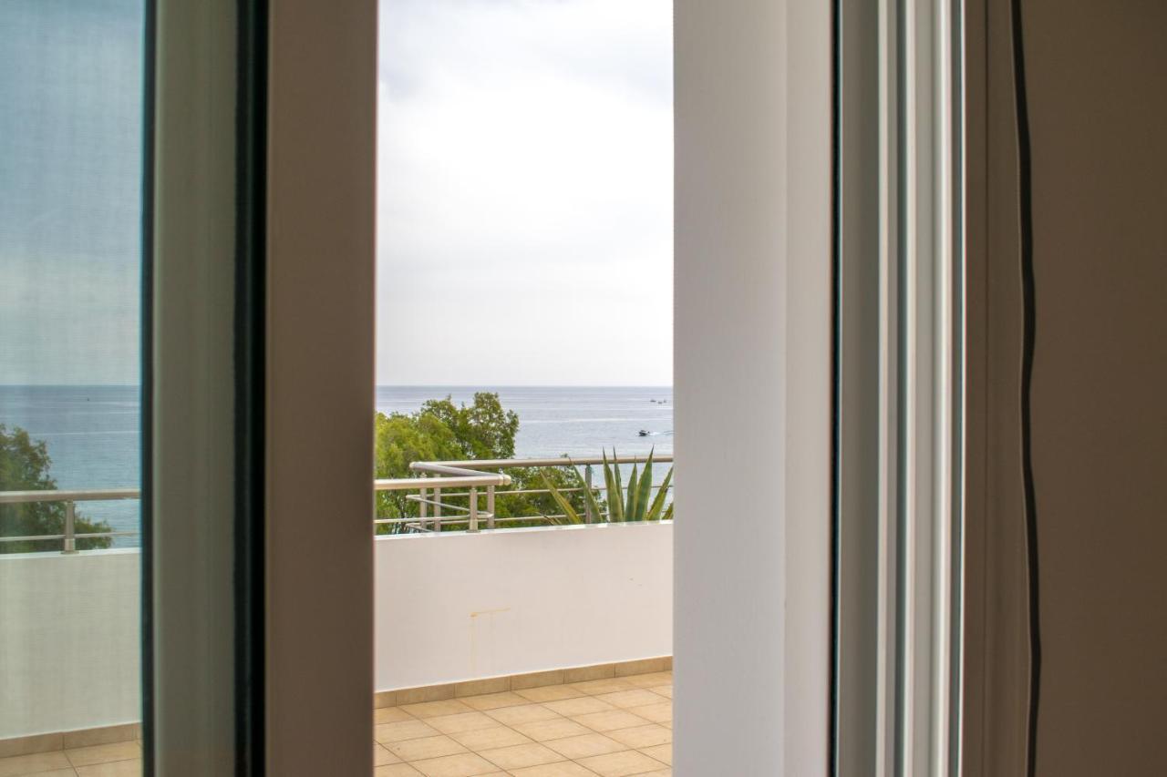 Red Hibiscus Stegna Guest House Archangelos  Bagian luar foto