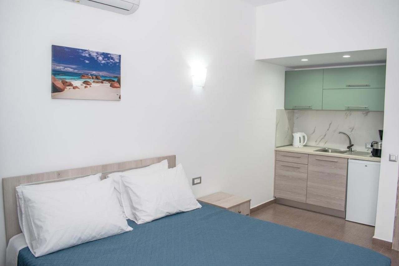 Red Hibiscus Stegna Guest House Archangelos  Bagian luar foto