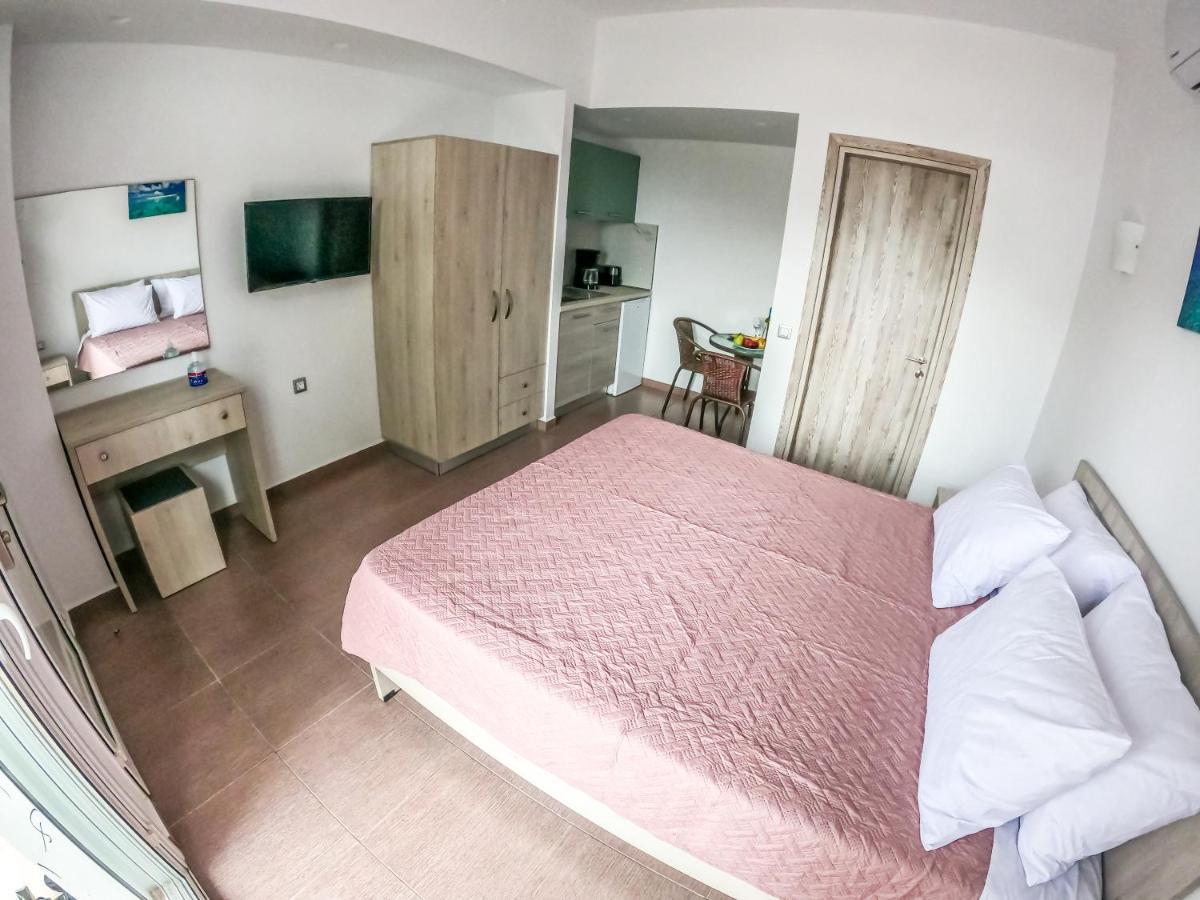Red Hibiscus Stegna Guest House Archangelos  Bagian luar foto