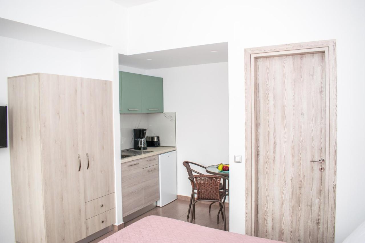 Red Hibiscus Stegna Guest House Archangelos  Bagian luar foto