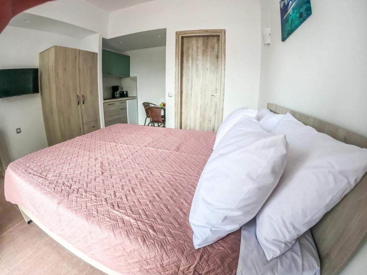 Red Hibiscus Stegna Guest House Archangelos  Bagian luar foto
