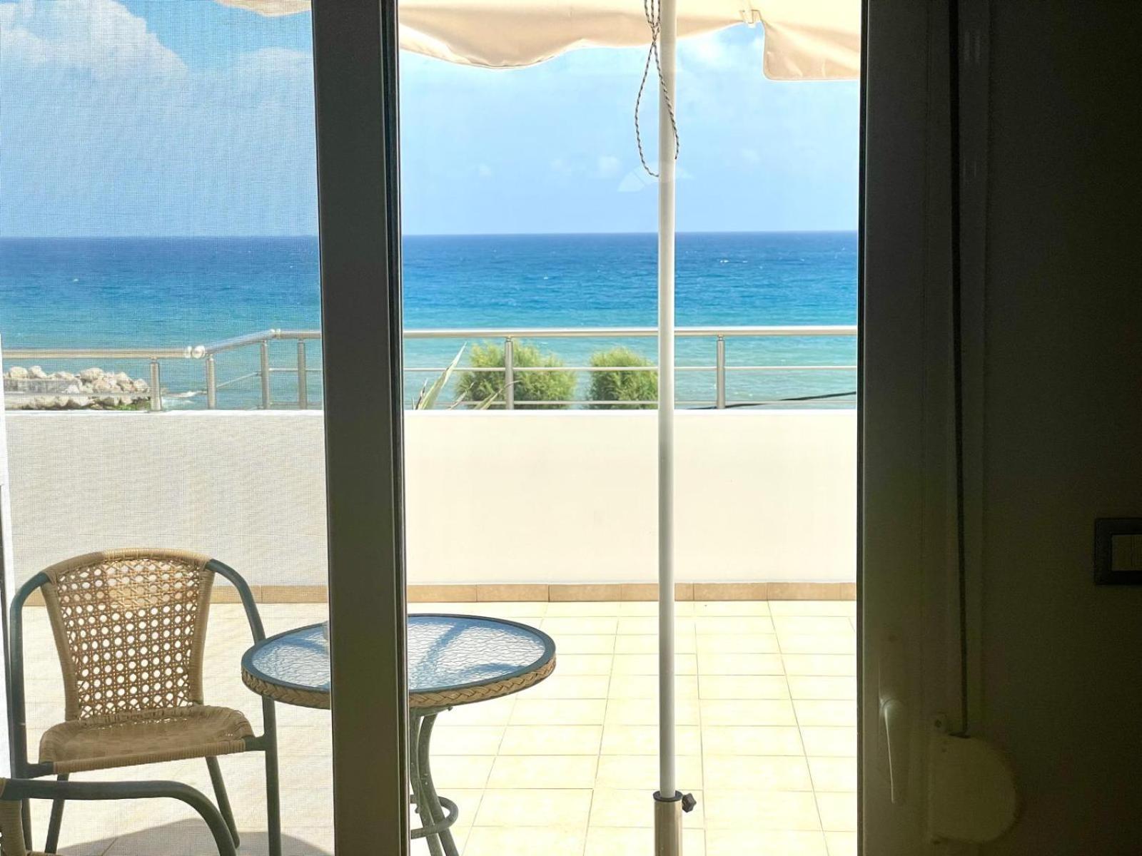 Red Hibiscus Stegna Guest House Archangelos  Bagian luar foto